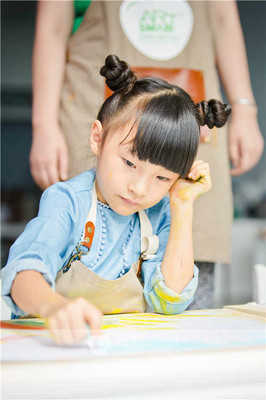 当今社会艺术教育普及,很多孩子都会选择到艺术机构进行学习